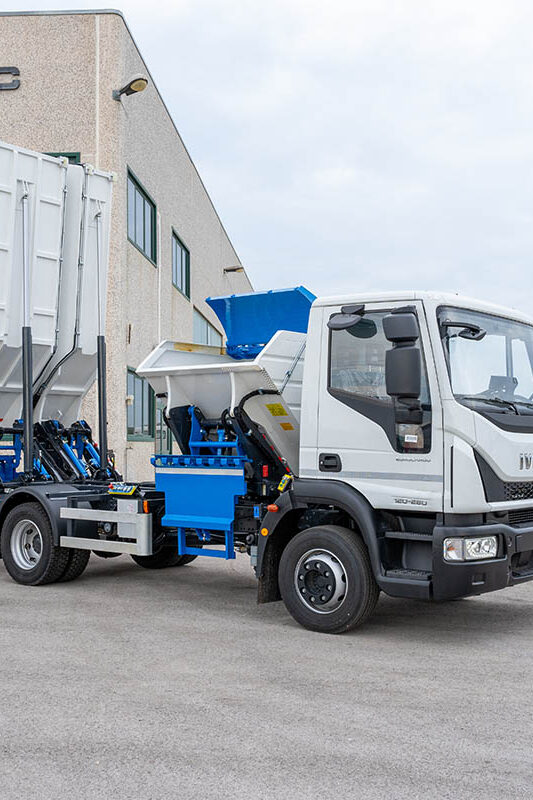 TRIO CON RIBALTAMENTO POSTERIORE E LATERALE CON COMPATTAZIONE